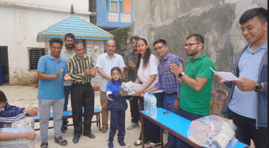 परिसूचन साप्ताहिक द्धारा वार्षिकोत्सवमा विपन्न विद्यार्थीलाई शैक्षिक सामग्री वितरण